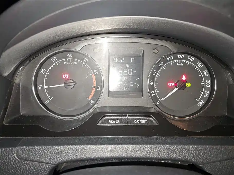 Skoda Rapid Spaceback 2014 1.6L Automatic Yuexiang Edition